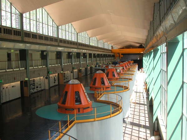 sala de generadores de una central hidroeléctrica
