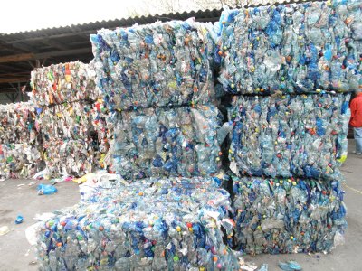 pilas de botellas de plástico para reciclar