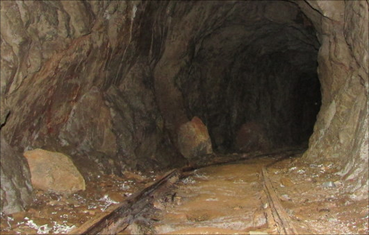 Raíles en el interior de la mina Benito, Berja
