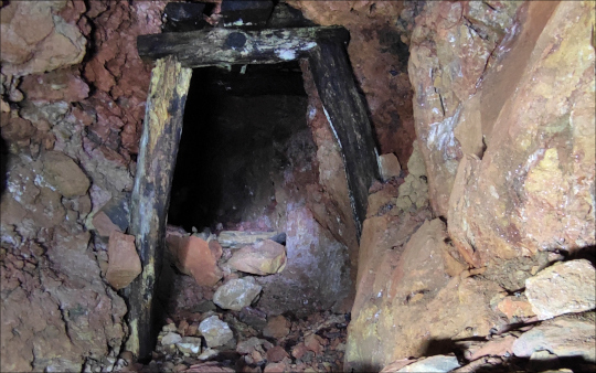 Entibados de madera en el interior de la mina Memoria, en Berja