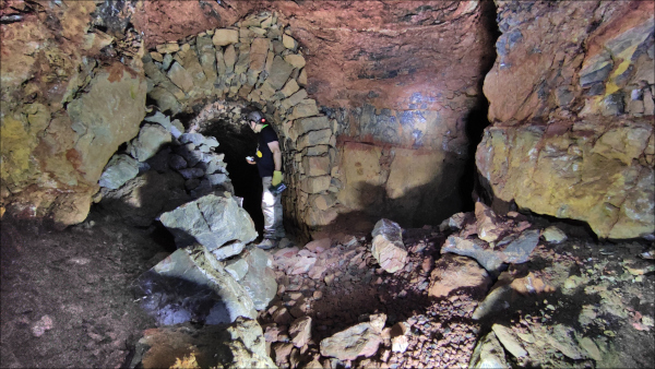 Entibados de mampostería en el interior de la mina Memoria, en Berja